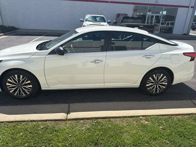 2025 Nissan Altima 2.5 SV thumbnail 4