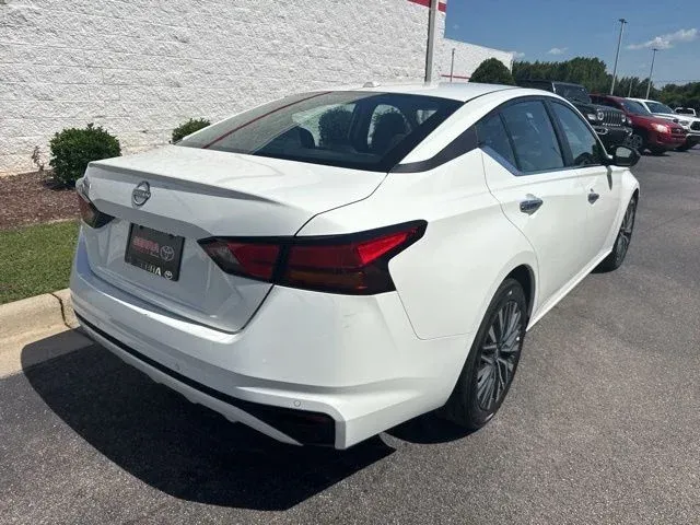 2025 Nissan Altima 2.5 SV thumbnail 7