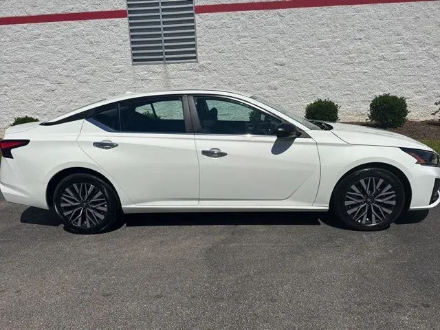 2025 Nissan Altima 2.5 SV thumbnail 8