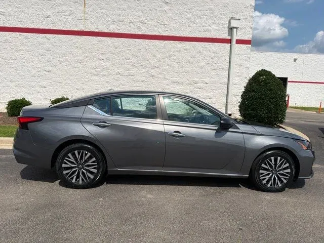 2025 Nissan Altima 2.5 SV thumbnail 10