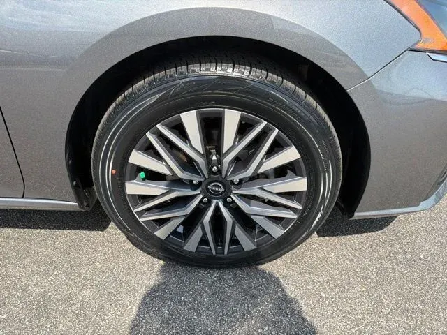 2025 Nissan Altima 2.5 SV thumbnail 11
