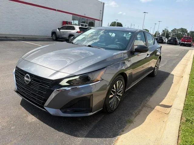 2025 Nissan Altima 2.5 SV thumbnail 3
