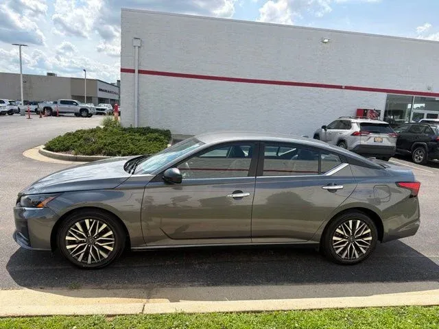 2025 Nissan Altima 2.5 SV thumbnail 4