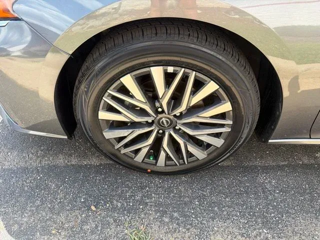 2025 Nissan Altima 2.5 SV thumbnail 5