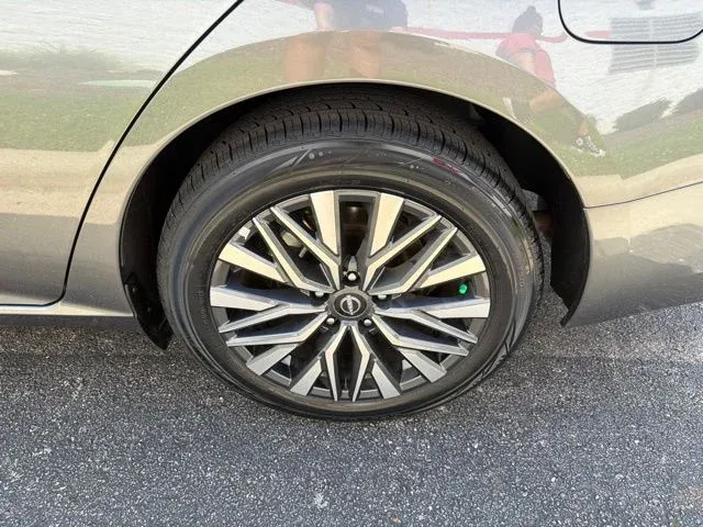 2025 Nissan Altima 2.5 SV thumbnail 6