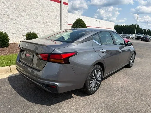 2025 Nissan Altima 2.5 SV thumbnail 9