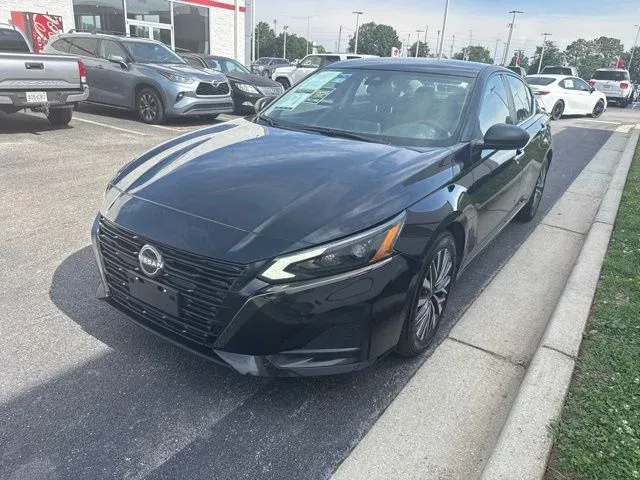2025 Nissan Altima 2.5 SV thumbnail 3