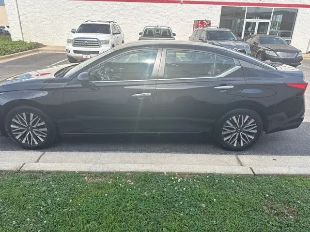 2025 Nissan Altima 2.5 SV thumbnail 4