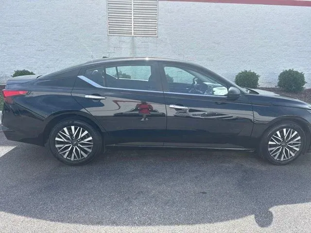 2025 Nissan Altima 2.5 SV thumbnail 8
