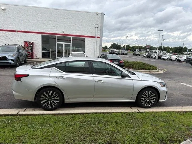 2025 Nissan Altima 2.5 SV thumbnail 10