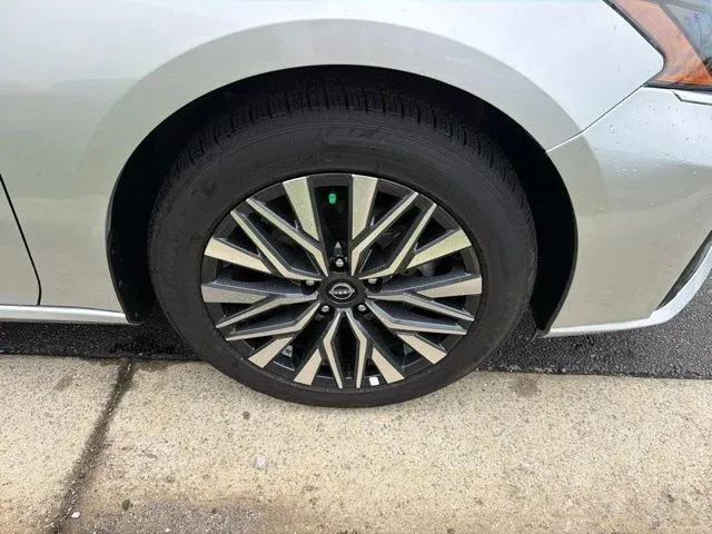 2025 Nissan Altima 2.5 SV thumbnail 11
