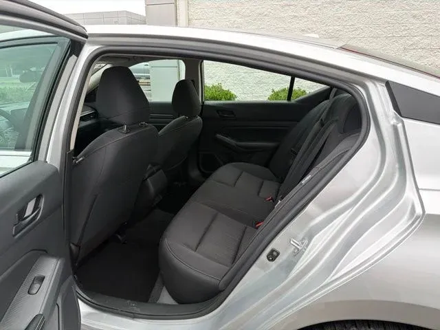 2025 Nissan Altima 2.5 SV thumbnail 19