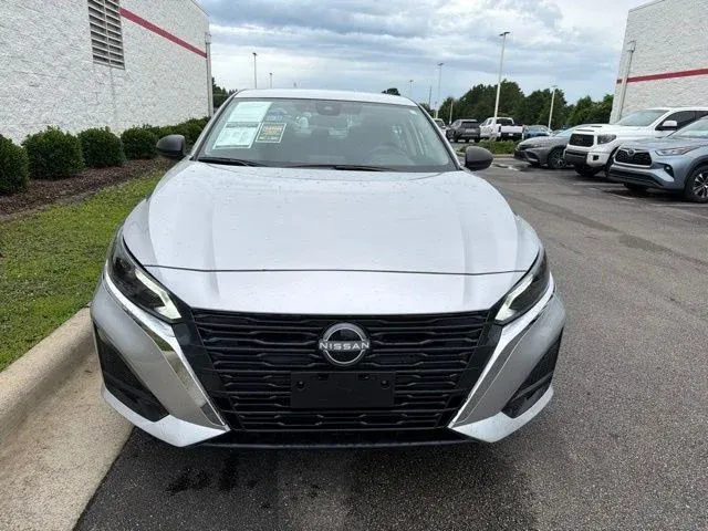 2025 Nissan Altima 2.5 SV thumbnail 2