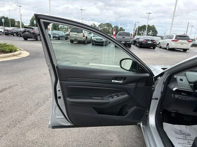2025 Nissan Altima 2.5 SV thumbnail 24