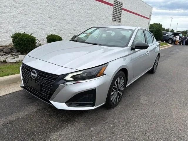 2025 Nissan Altima 2.5 SV thumbnail 3