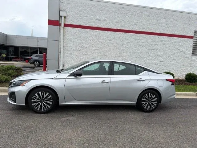 2025 Nissan Altima 2.5 SV thumbnail 4