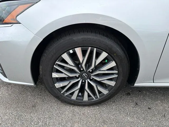 2025 Nissan Altima 2.5 SV thumbnail 5