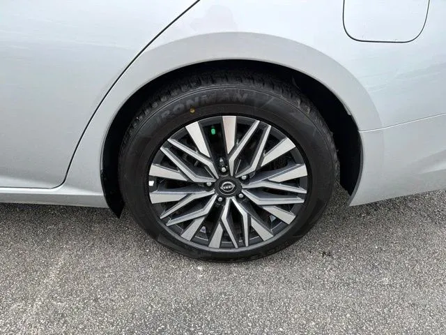 2025 Nissan Altima 2.5 SV thumbnail 6