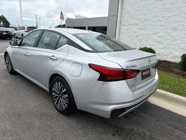 2025 Nissan Altima 2.5 SV thumbnail 7