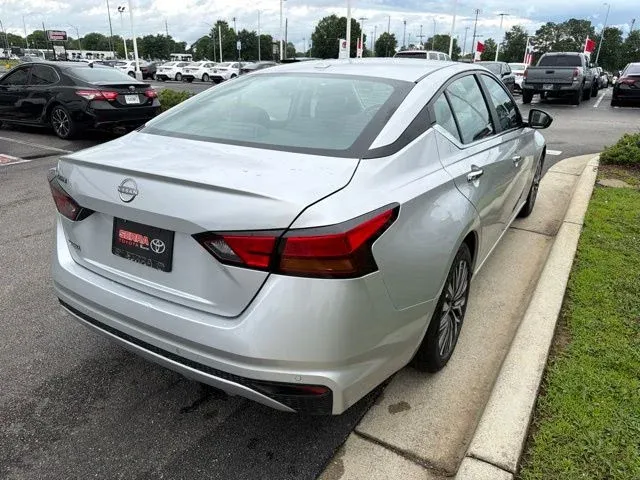 2025 Nissan Altima 2.5 SV thumbnail 9