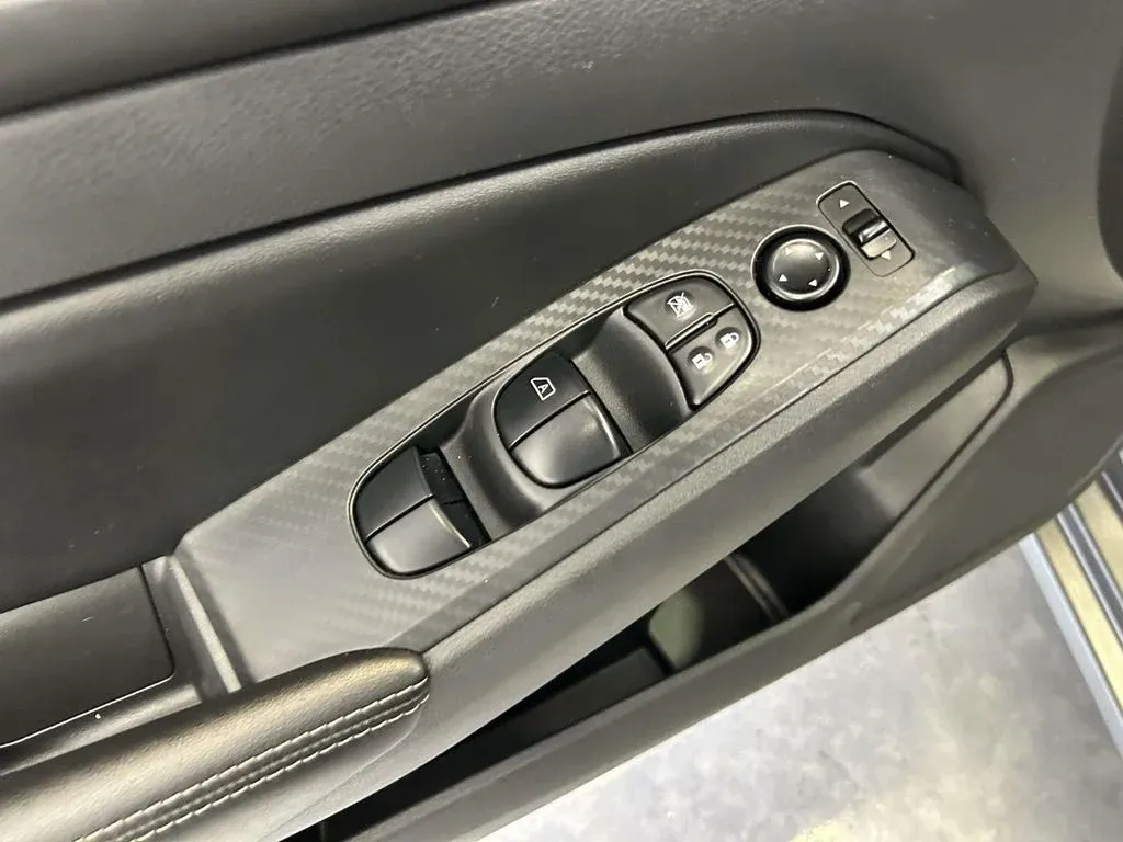 2025 Nissan Altima 2.5 SV thumbnail 16
