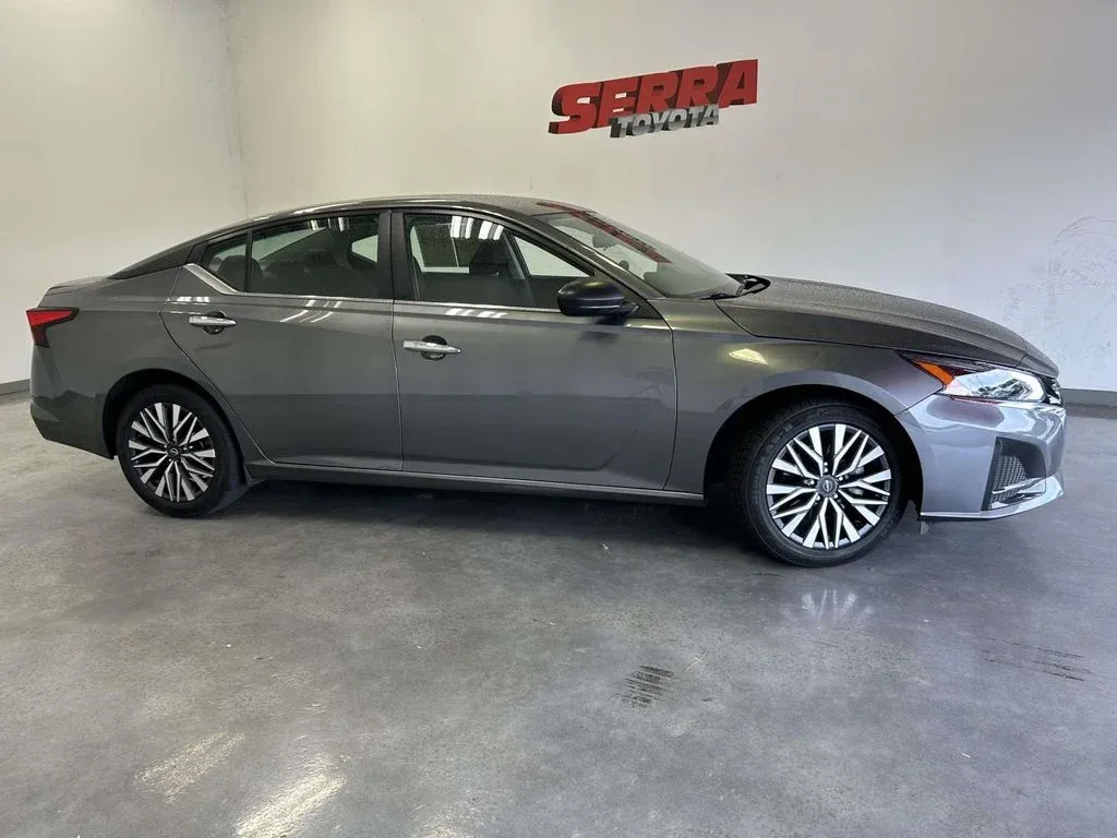 2025 Nissan Altima 2.5 SV thumbnail 2