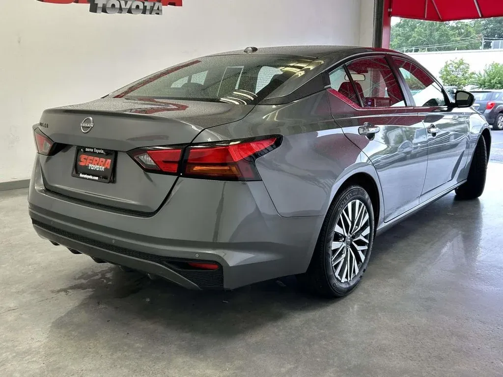 2025 Nissan Altima 2.5 SV thumbnail 3
