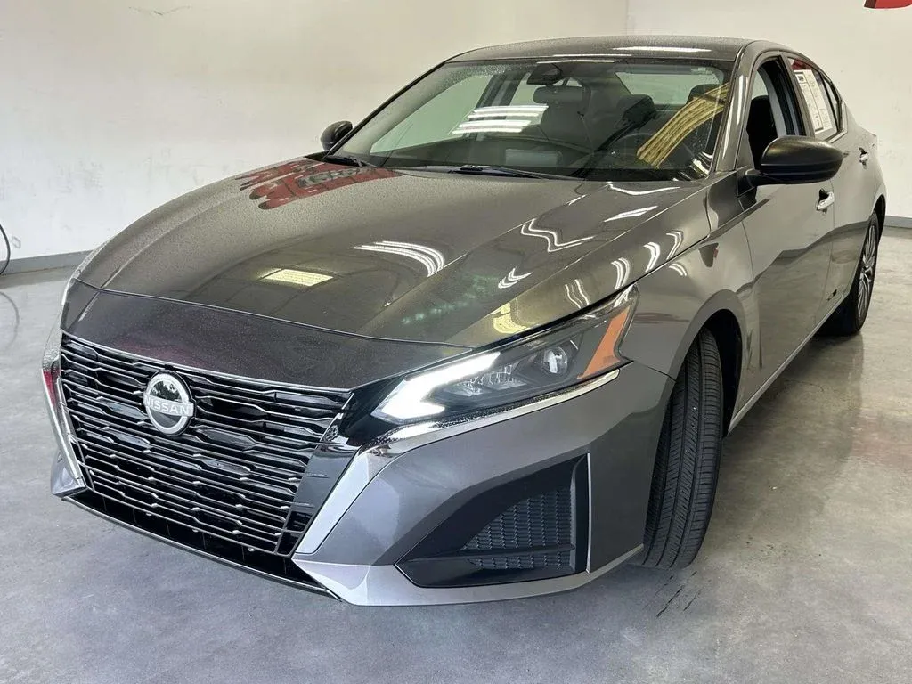 2025 Nissan Altima 2.5 SV thumbnail 7