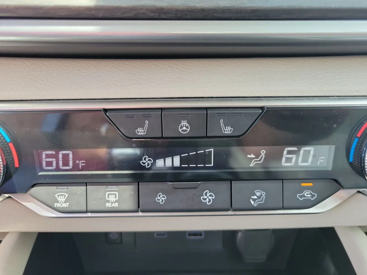 2025 Nissan Altima SL thumbnail 16