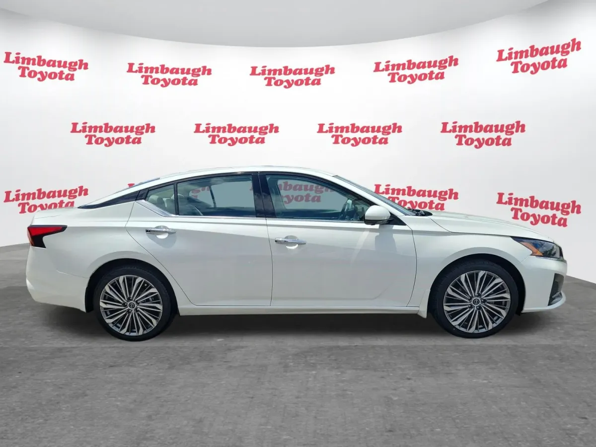 2025 Nissan Altima SL thumbnail 2
