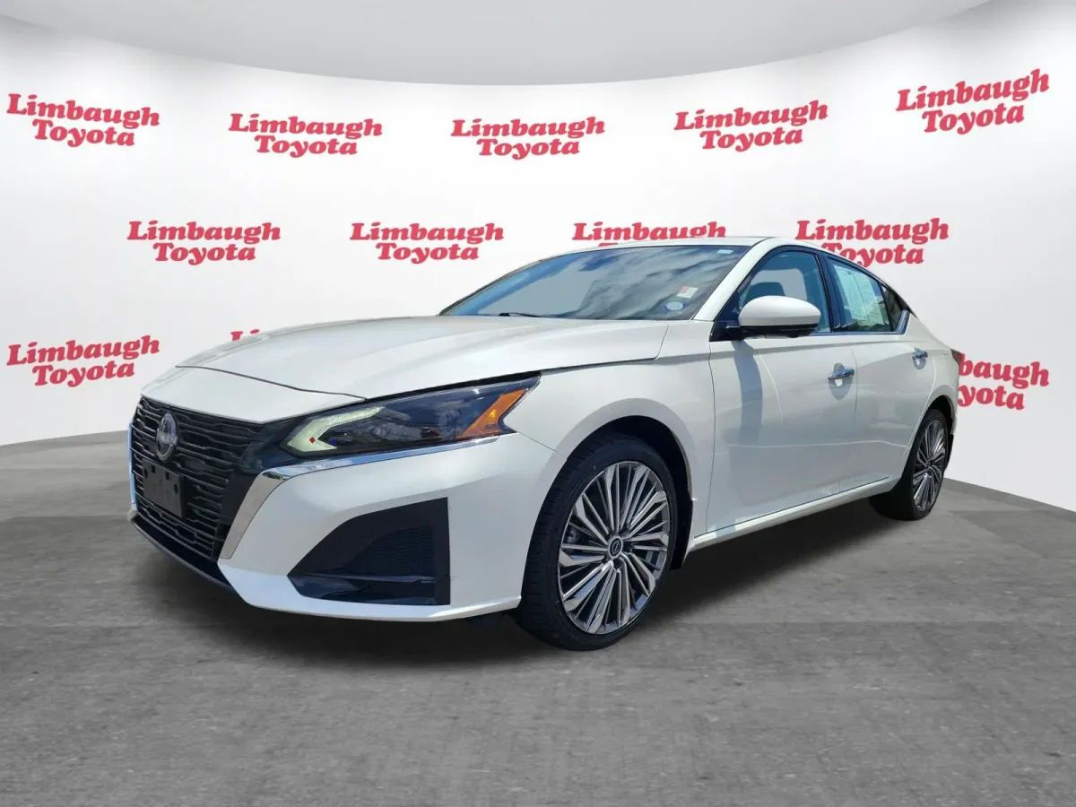 2025 Nissan Altima SL thumbnail 24