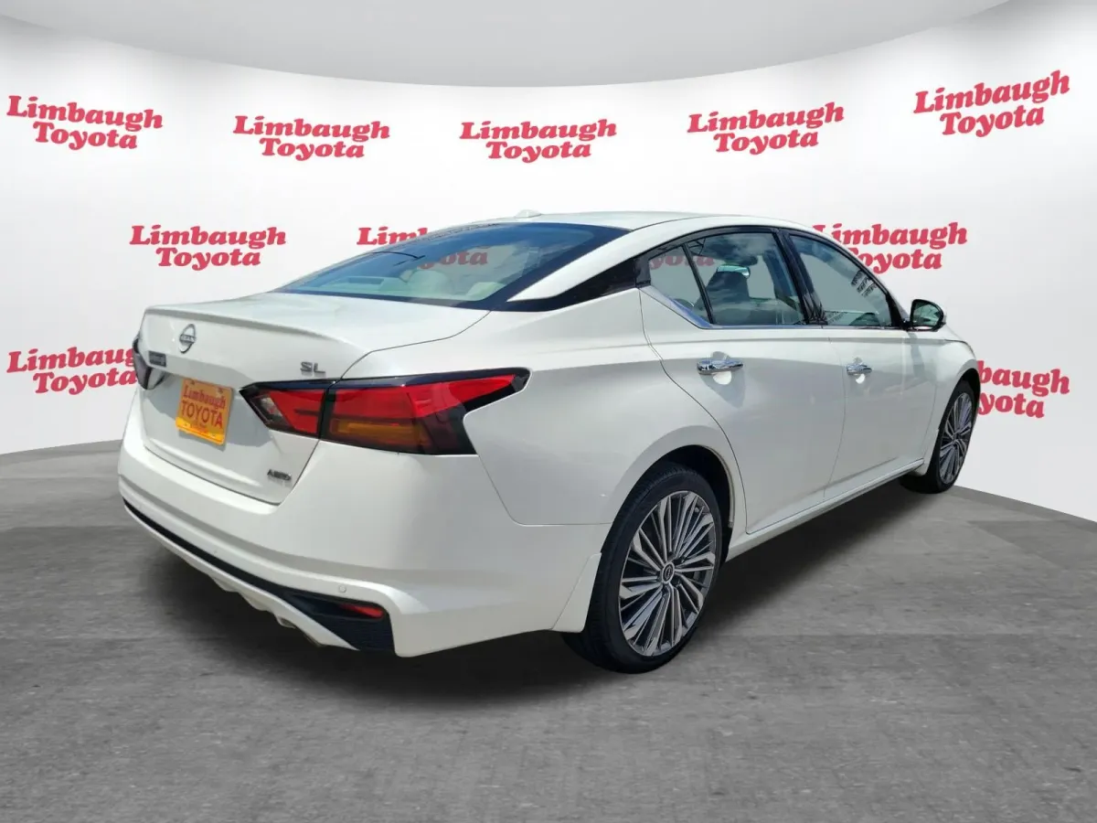 2025 Nissan Altima SL thumbnail 25