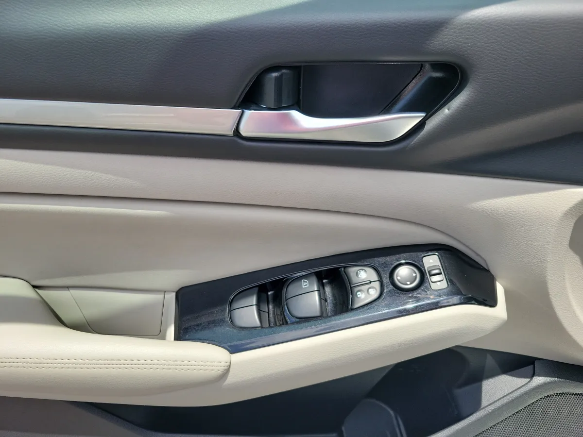 2025 Nissan Altima SL thumbnail 9