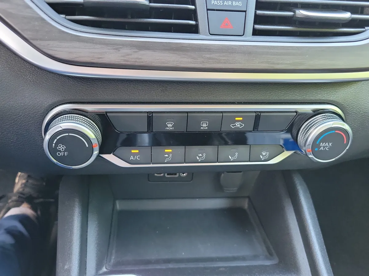 2025 Nissan Altima SV thumbnail 17