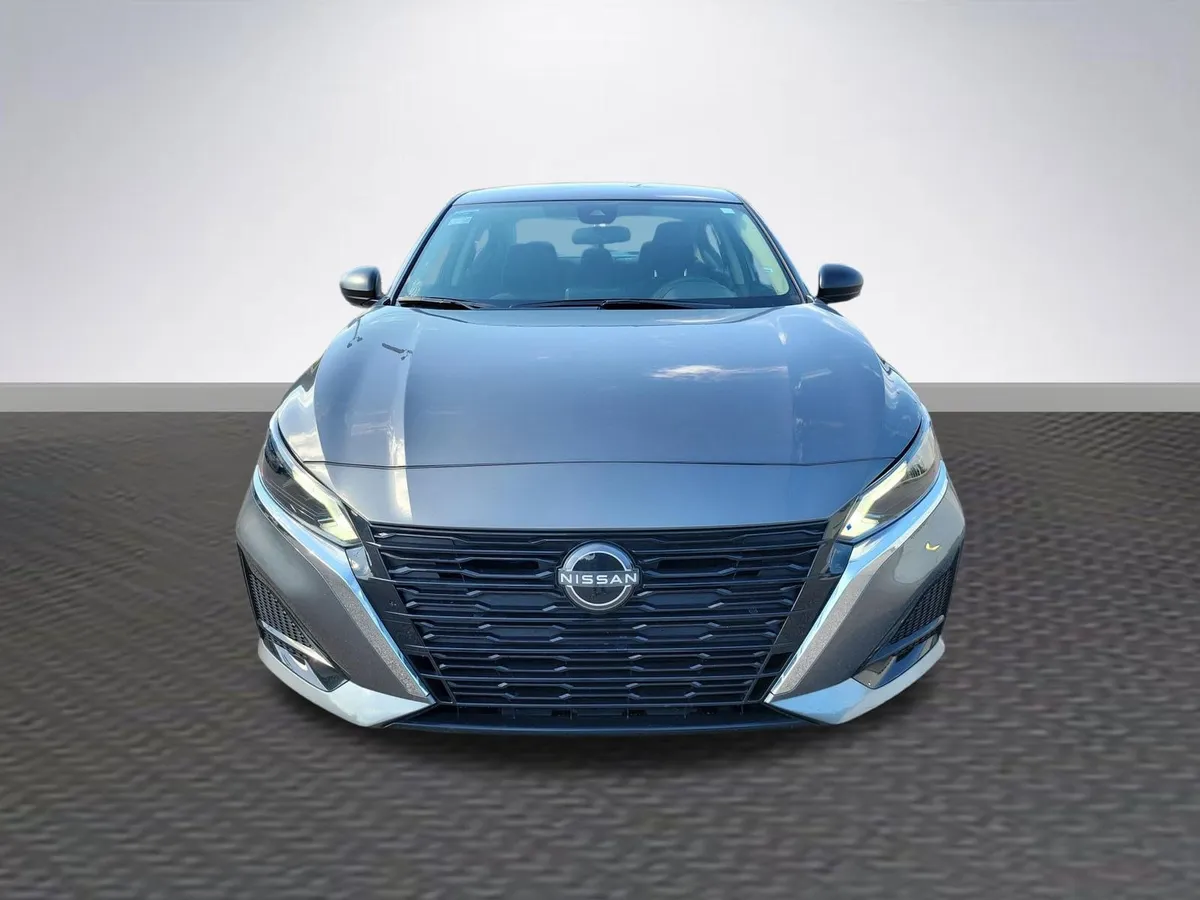 2025 Nissan Altima SV thumbnail 2