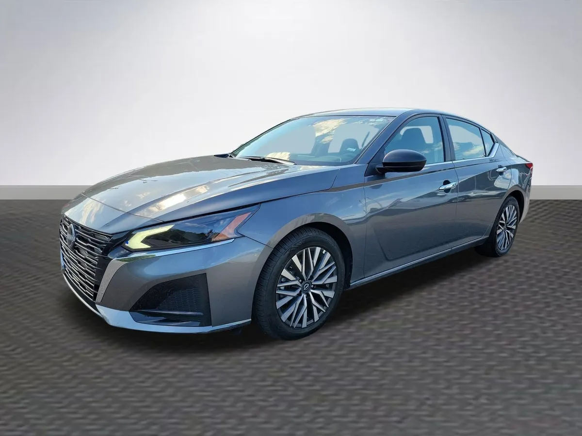 2025 Nissan Altima SV thumbnail 3