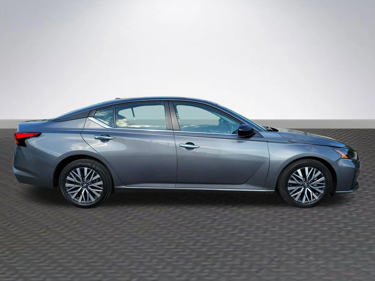 2025 Nissan Altima SV thumbnail 4