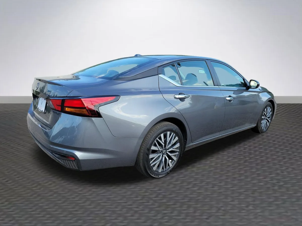 2025 Nissan Altima SV thumbnail 5