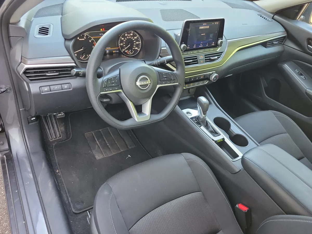 2025 Nissan Altima SV thumbnail 8