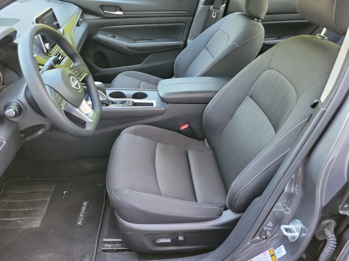 2025 Nissan Altima SV thumbnail 9