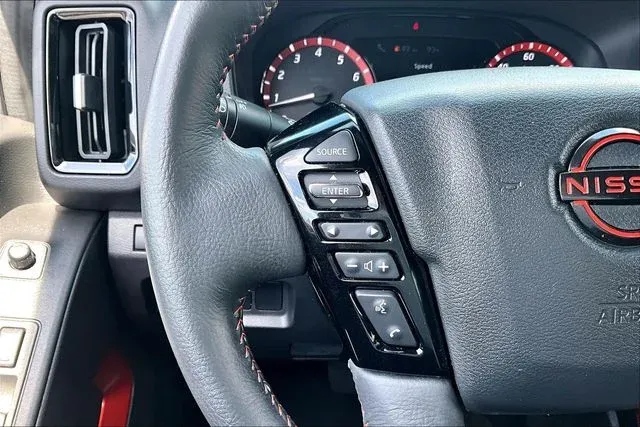 2025 Nissan Frontier PRO-4X thumbnail 10