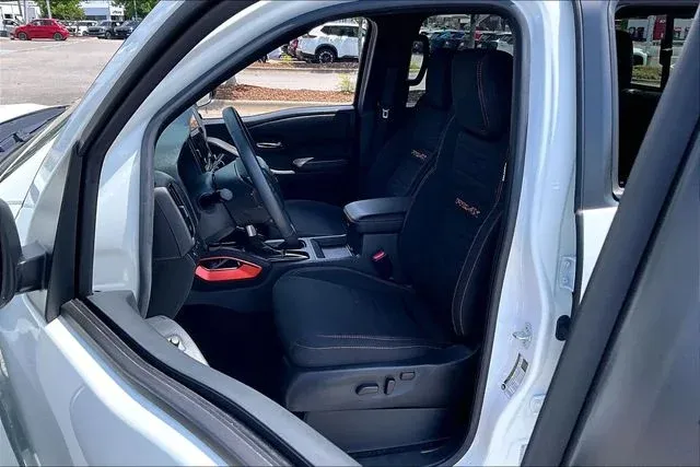 2025 Nissan Frontier PRO-4X thumbnail 18