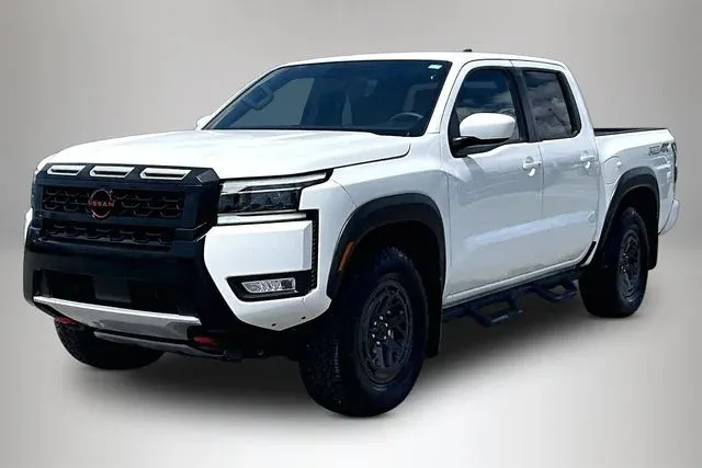 2025 Nissan Frontier PRO-4X thumbnail 2