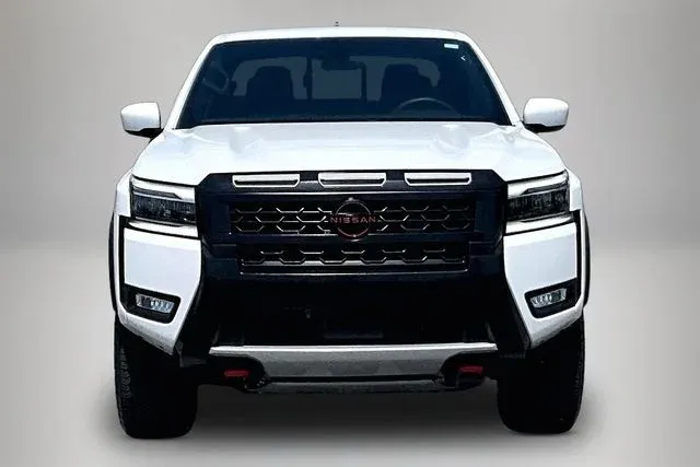 2025 Nissan Frontier PRO-4X thumbnail 3