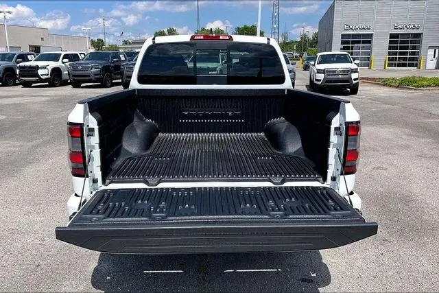2025 Nissan Frontier PRO-4X thumbnail 32