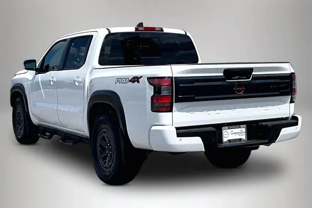 2025 Nissan Frontier PRO-4X thumbnail 4
