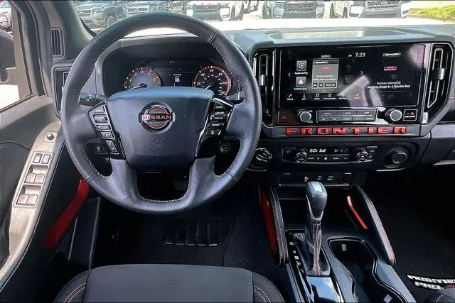 2025 Nissan Frontier PRO-4X thumbnail 8