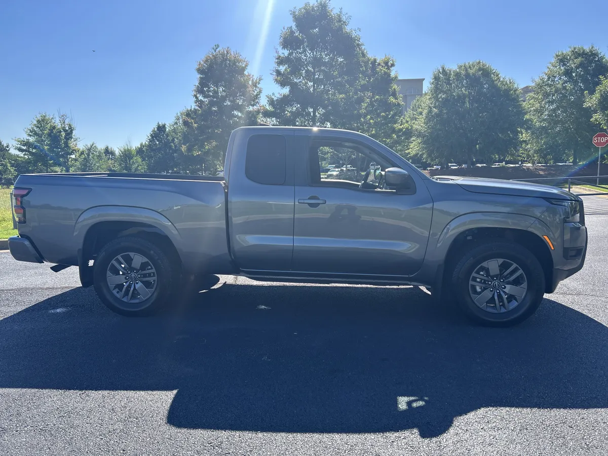 2025 Nissan Frontier SV thumbnail 10