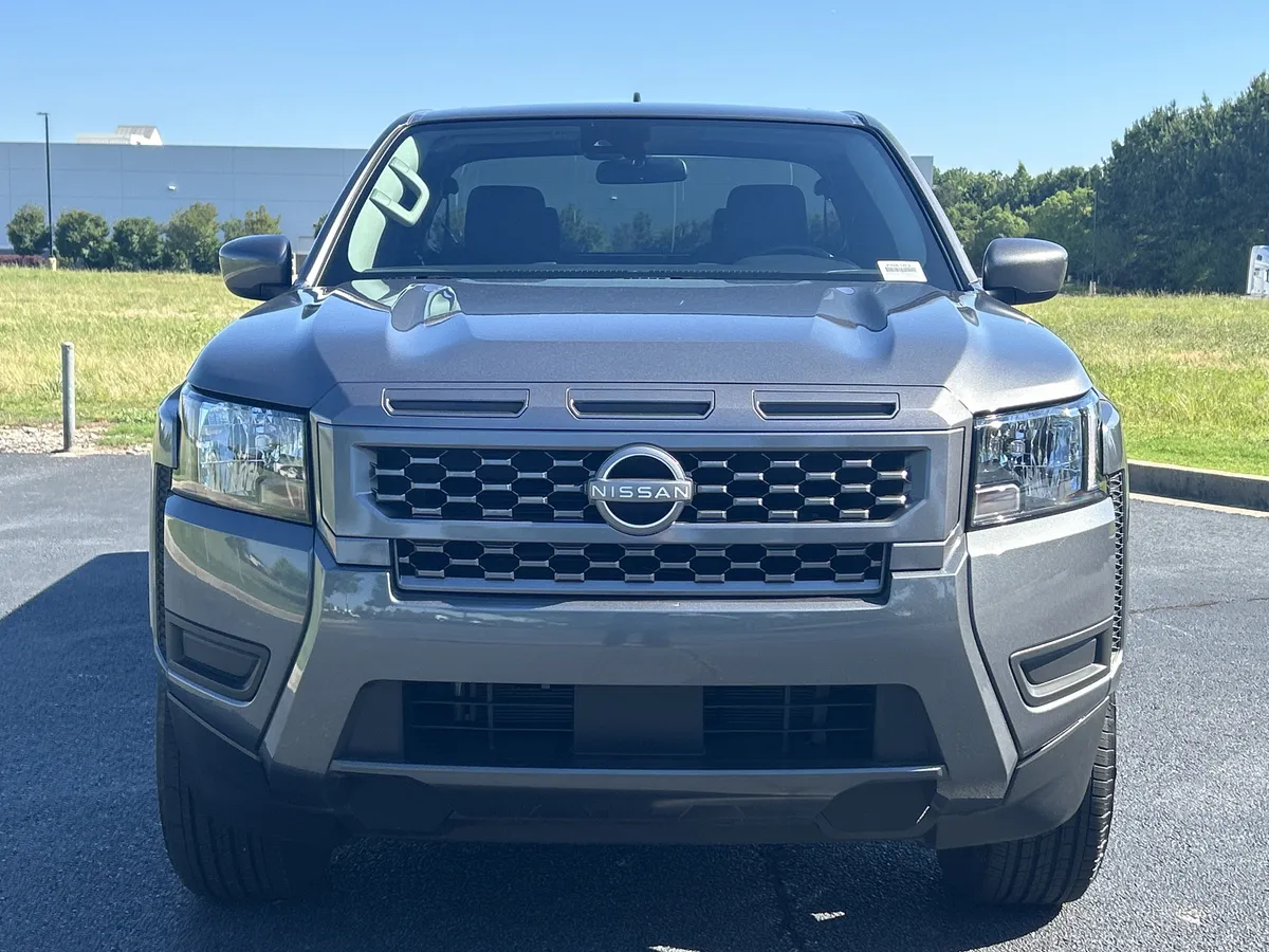 2025 Nissan Frontier SV thumbnail 2