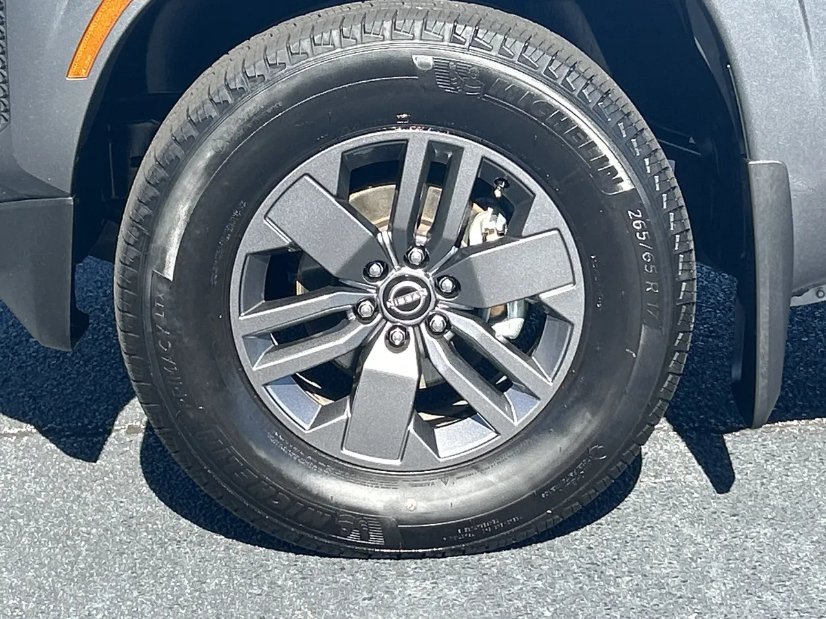 2025 Nissan Frontier SV thumbnail 28